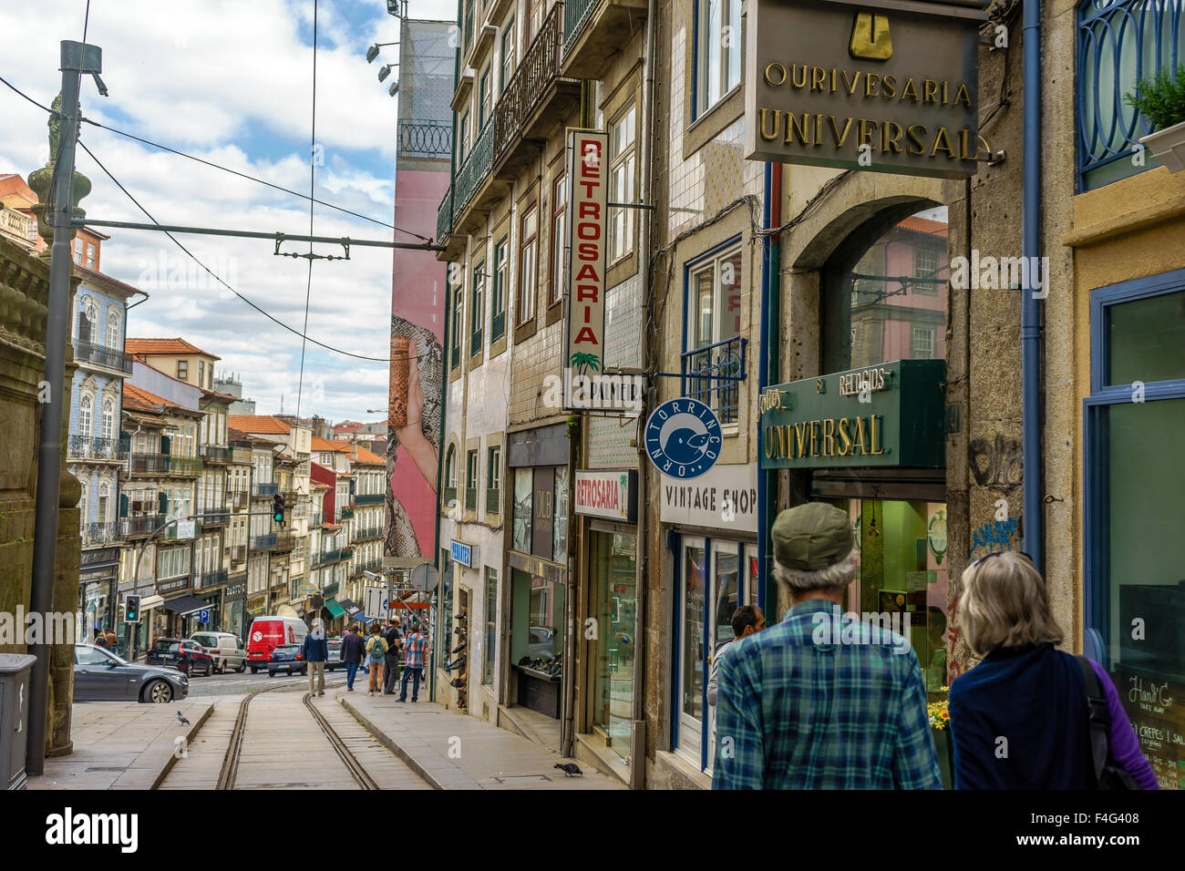 Un couple d'âge moyen marche dans une jolie rue à Porto. Septembre, 2015. Porto, Portugal. Banque D'Images