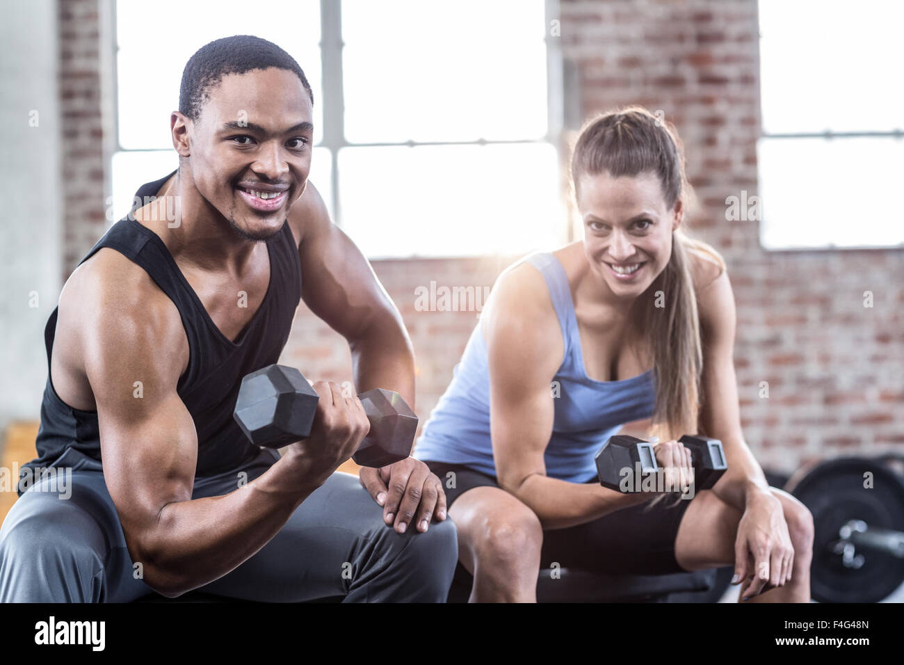 Monter couple exercices d'haltères Banque D'Images