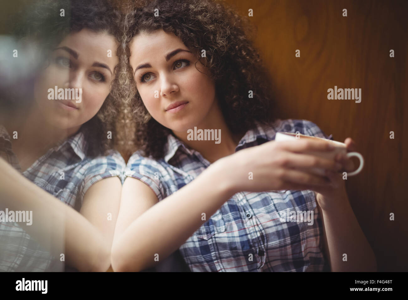 Pretty student sitting par la fenêtre Banque D'Images
