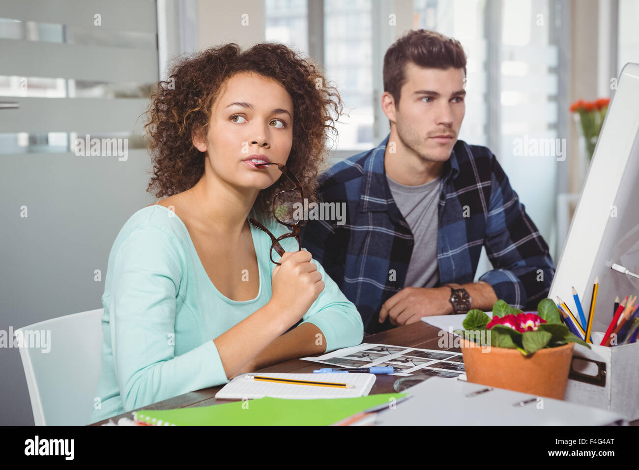 Thoughtful businesswoman sitting in office Banque D'Images