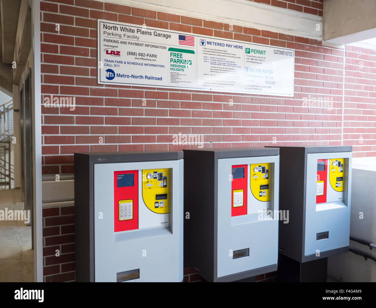 Espace multi-stations de payer à l'intérieur de la Gare du Nord de la Tunisie) White Plains Garage de stationnement. Banque D'Images