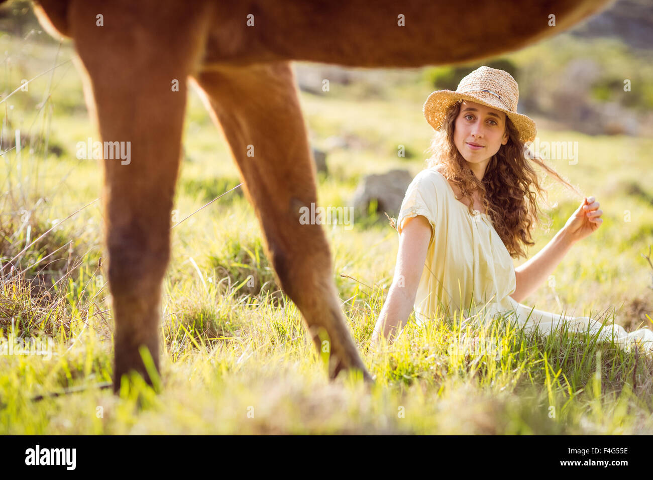Jeune femme calme avec son cheval Banque D'Images