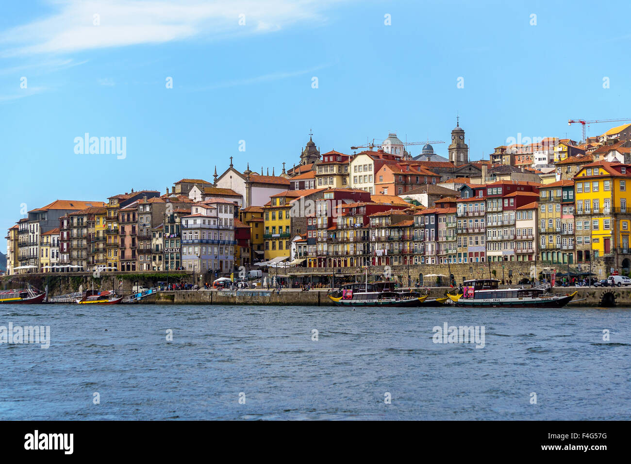 Vue de la vieille ville de Porto à partir de l'Ouro River. Septembre, 2015. Porto, Portugal. Banque D'Images