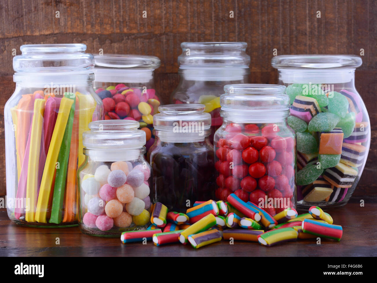 Happy Halloween Candy dans des bocaux en verre Apothicairerie sur table en bois sombre. Banque D'Images