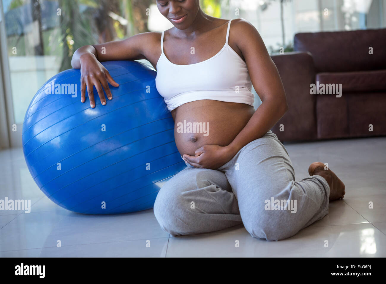 Woman en position assise en boule d'exercice Banque D'Images