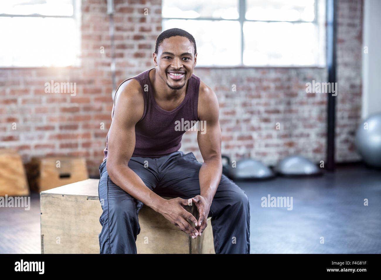 Homme assis sur plyo fort Banque D'Images