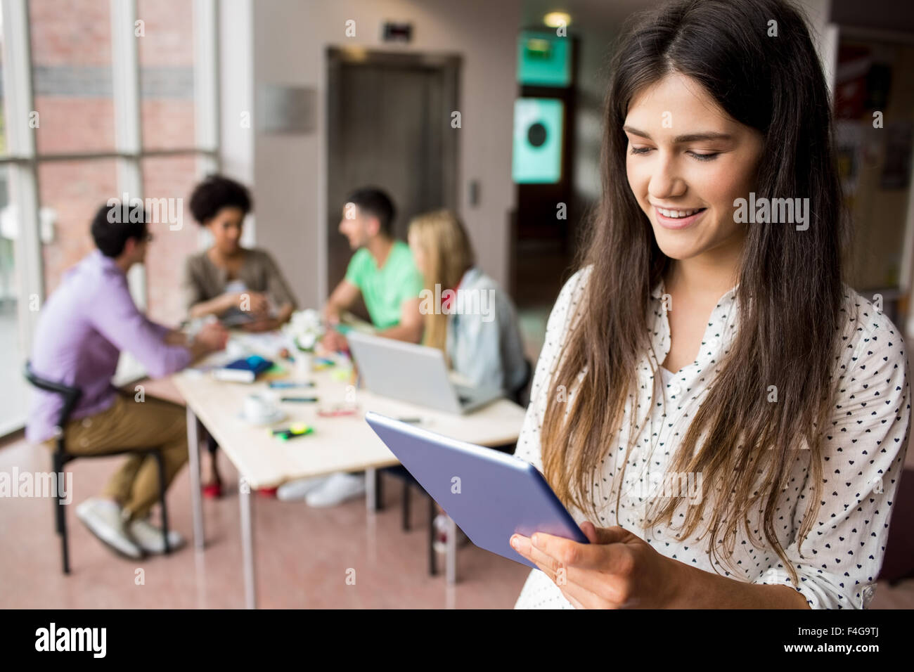 Travail étudiant en affectation avec tablet Banque D'Images