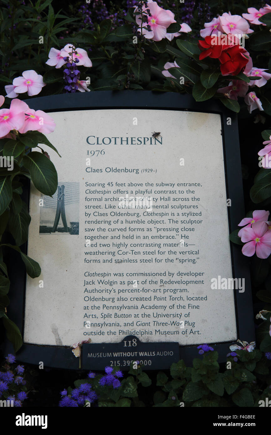 En regard de l'information du célèbre Claes Oldenburg Clothespin' statue, à Philadelphie, Pennsylvanie, USA Banque D'Images