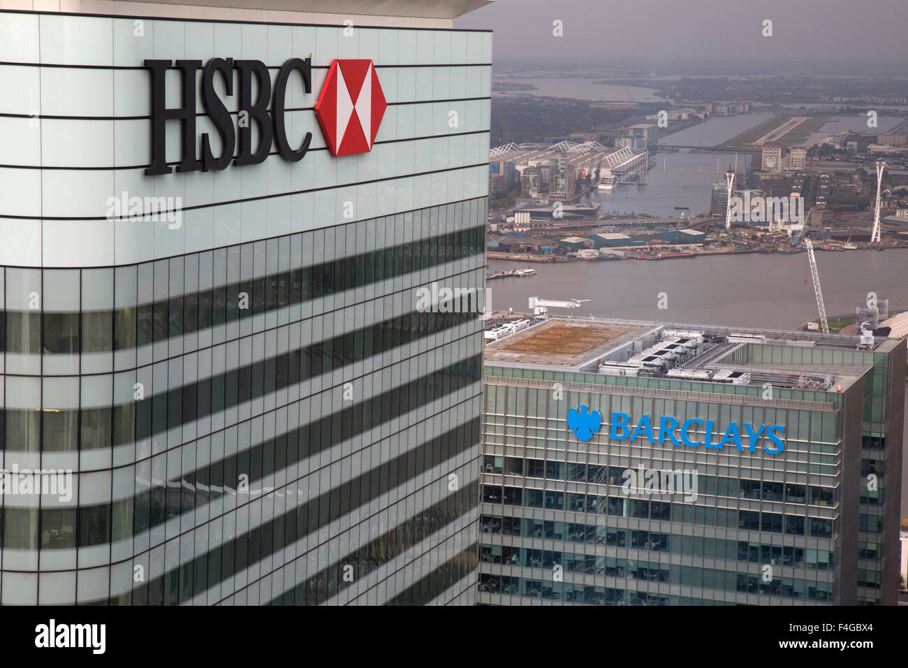 Vue aérienne d'une partie de Canary Wharf à Londres, avec la HSBC et Barclays bâtiments dans l'avant-plan, et l'aéroport de London City. Banque D'Images