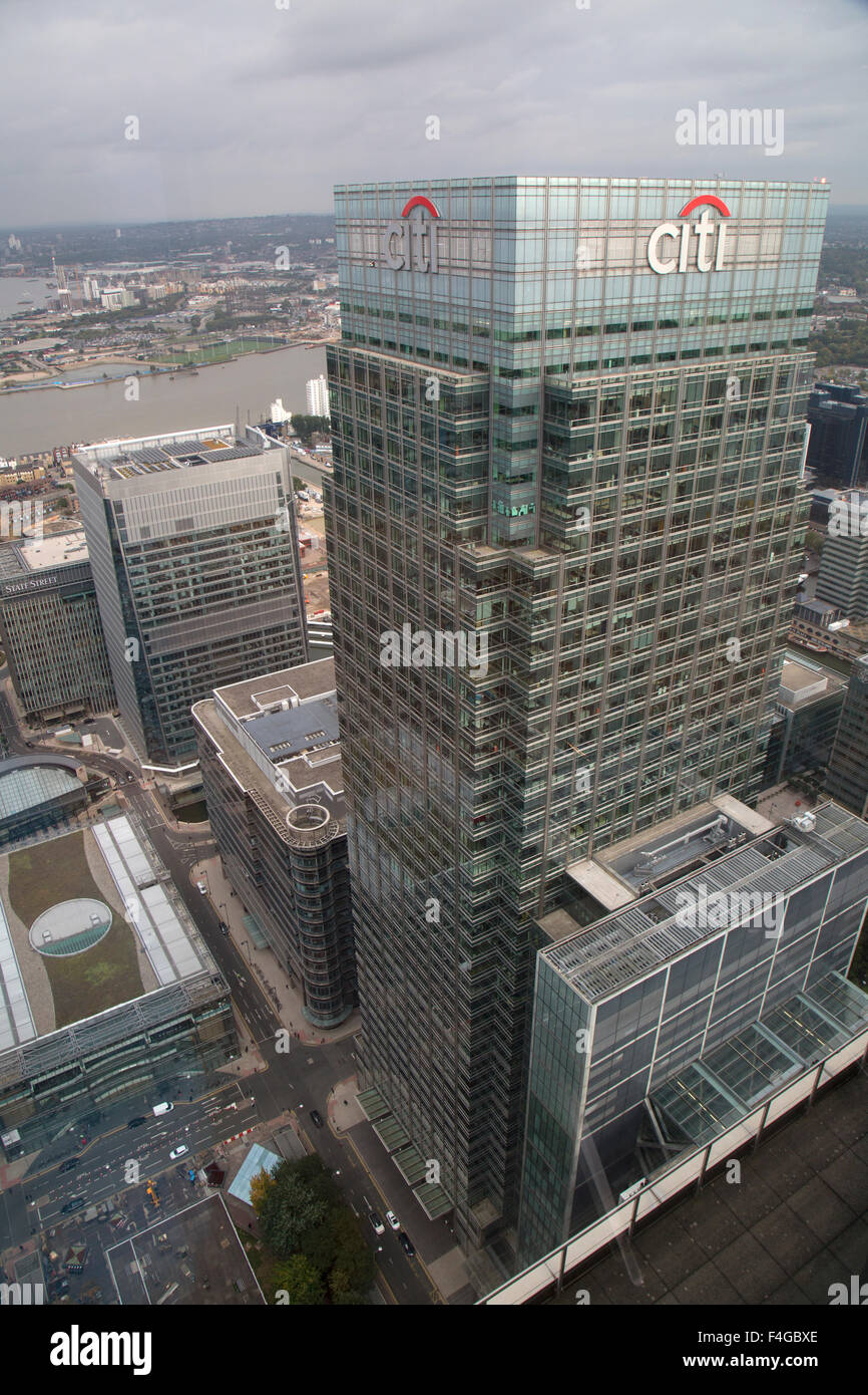 Vue aérienne de l'édifice de la Citibank à 25 Canada Square à Canary Wharf, Londres, avec la Tamise derrière. Banque D'Images