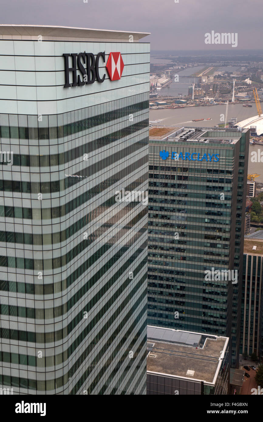 Une vue aérienne à bas sur la HSBC et Barclays bâtiments dans Canary Wharf, Londres, avec l'aéroport de London City dans la distance Banque D'Images