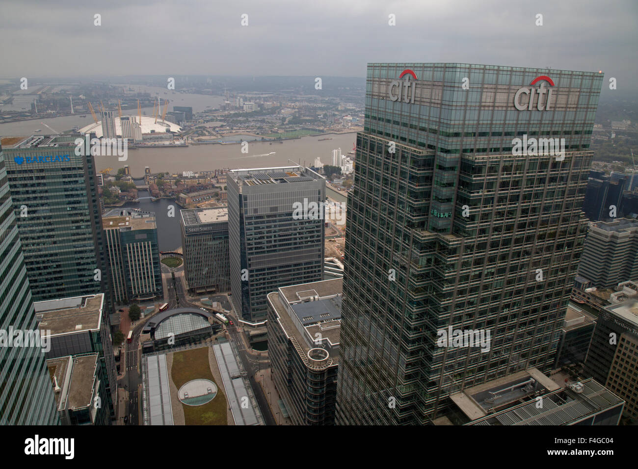 Vue aérienne d'une partie de Canary Wharf à Londres, avec le bâtiment de la Citibank à 25 Canada Square à droite au premier plan. Banque D'Images