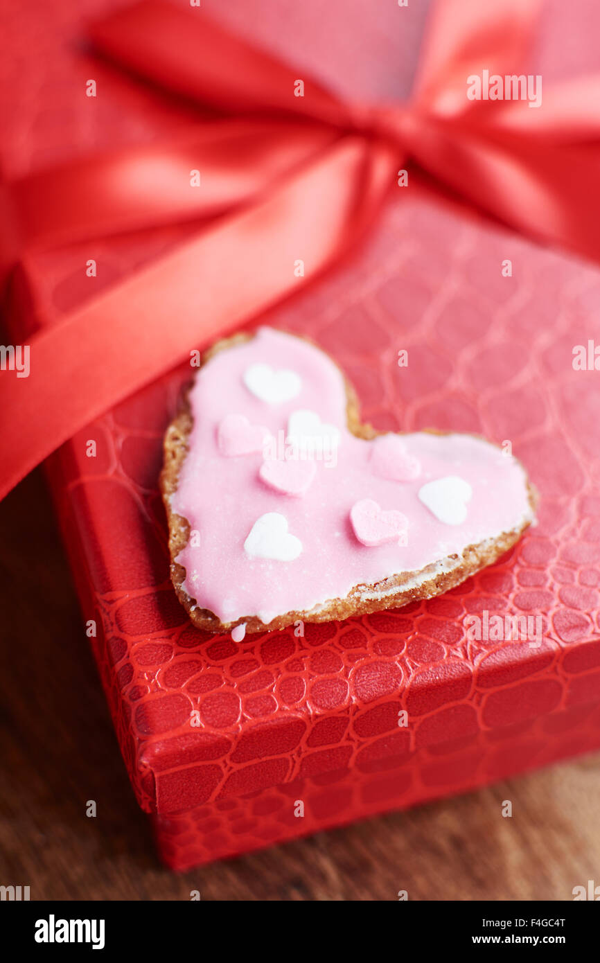 Biscuits au sucre en forme de coeur rouge sur une boîte-cadeau. Banque D'Images