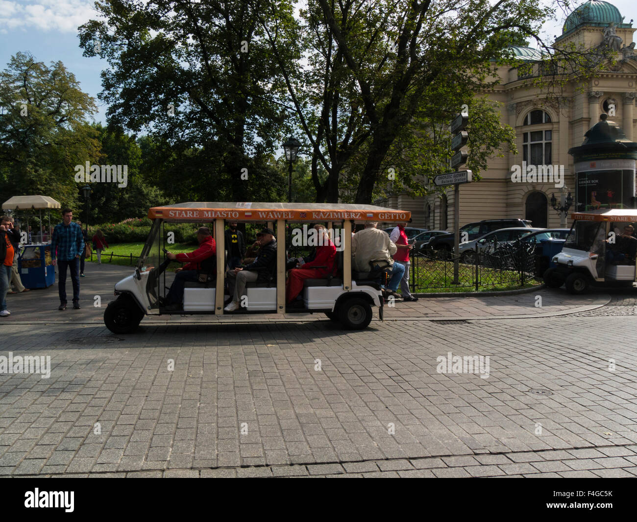 Chariot électrique sans pollution en tenant les touristes en visite de la ville ancienne de Cracovie Pologne transport touristique respectueux de l'environnement Banque D'Images