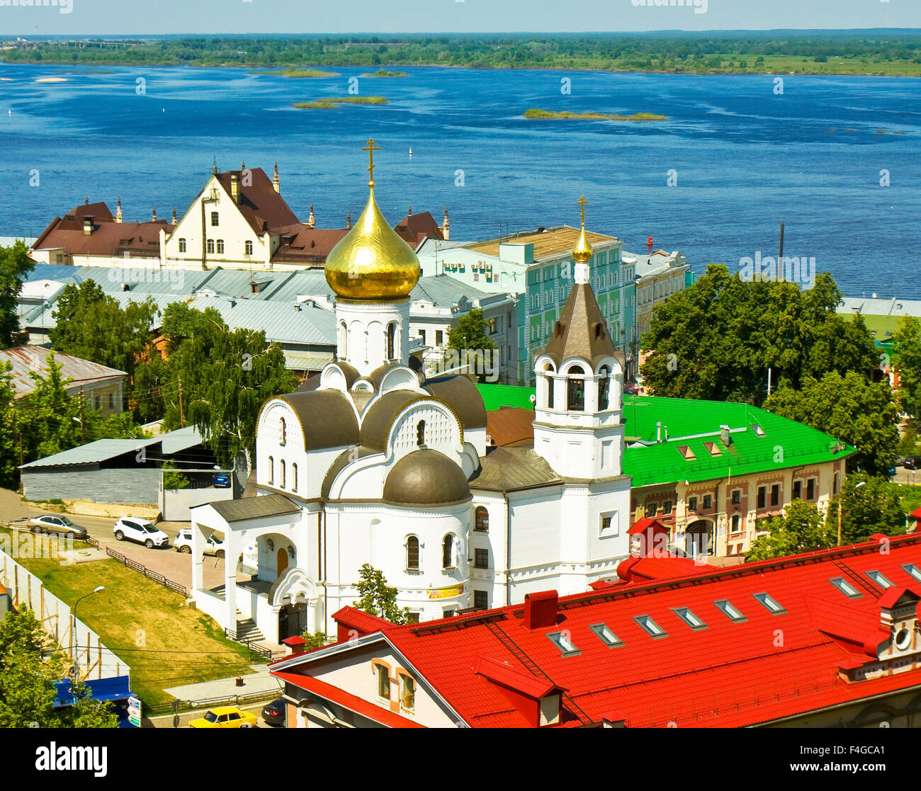 Ville Nizhny Novgorod sur banque du fleuve Volga en Russie, en face de l'église orthodoxe Kazanskaya. Banque D'Images