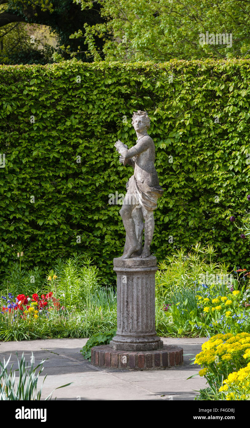 Château de Sissinghurst, Kent, UK. Le jardin célèbre fabriqué par Vita Sackville-West. Statue dans la chaux à pied Banque D'Images