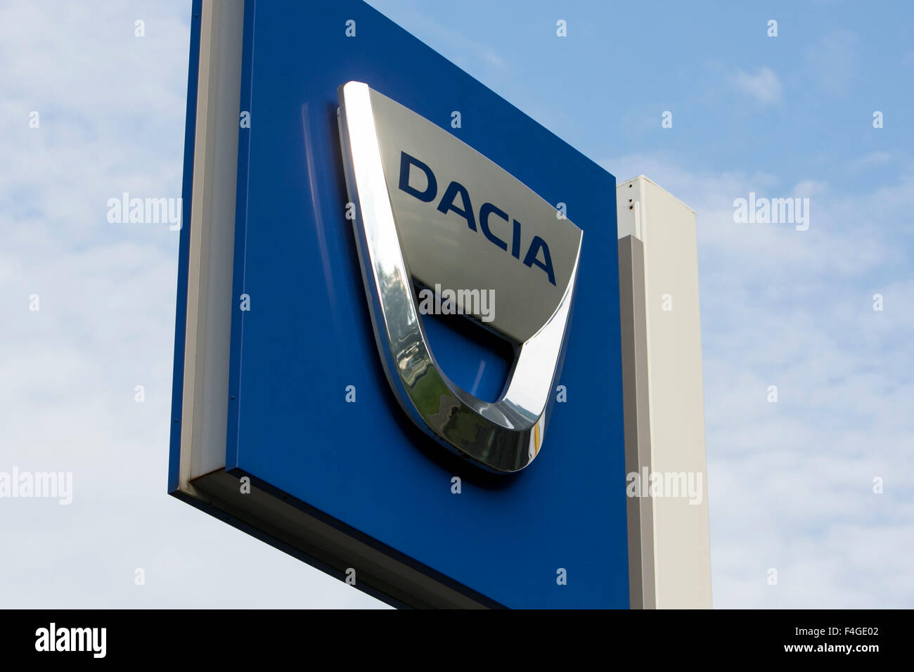 Un logo affiche à l'extérieur d'un véhicule Dacia Automobile concessionnaire à Amsterdam, Pays-Bas le 3 octobre 2015. Banque D'Images