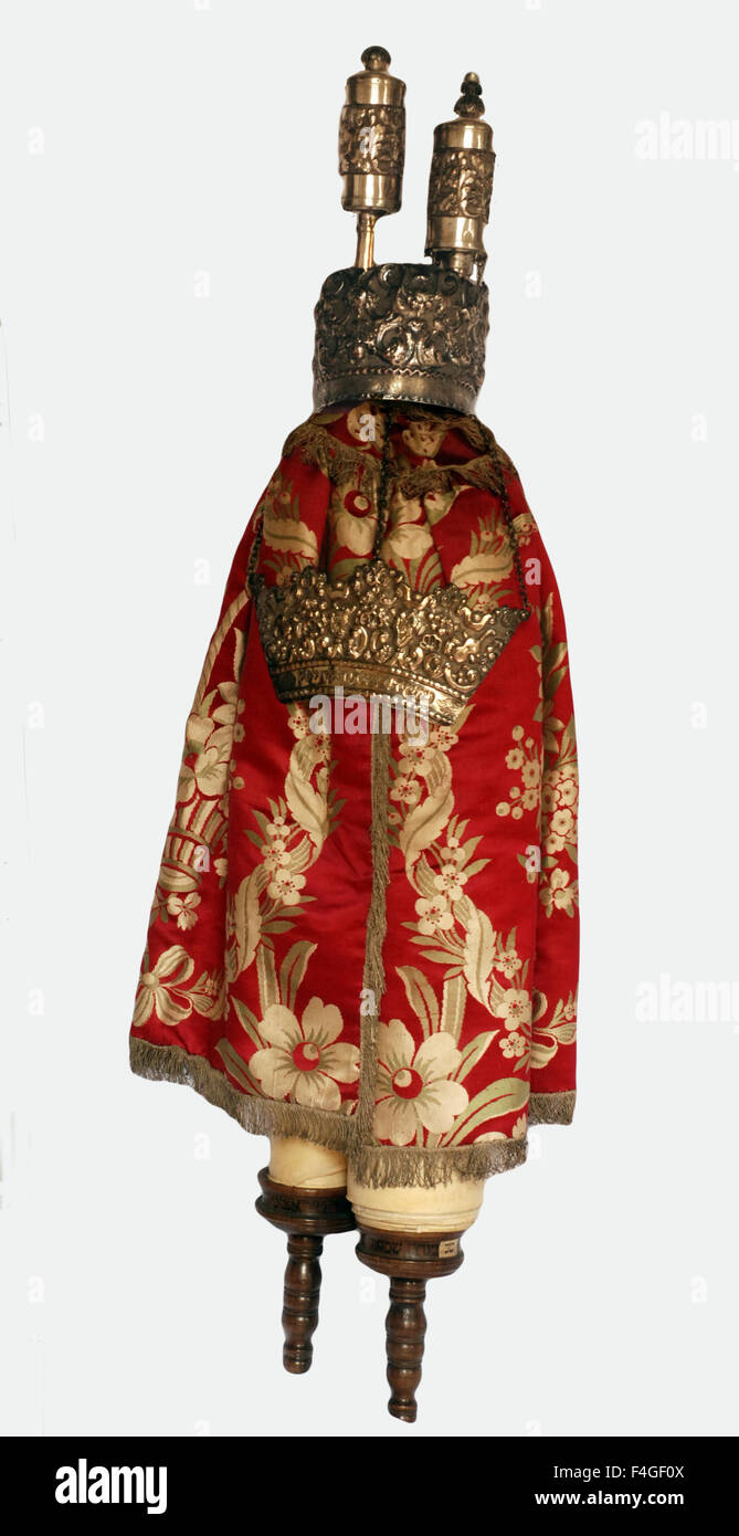 5627.La Torah enveloppée dans son manteau "' décoré de la Couronne, de faîtage et la protection. Le nord de l'Italie, 19ème. C. Banque D'Images