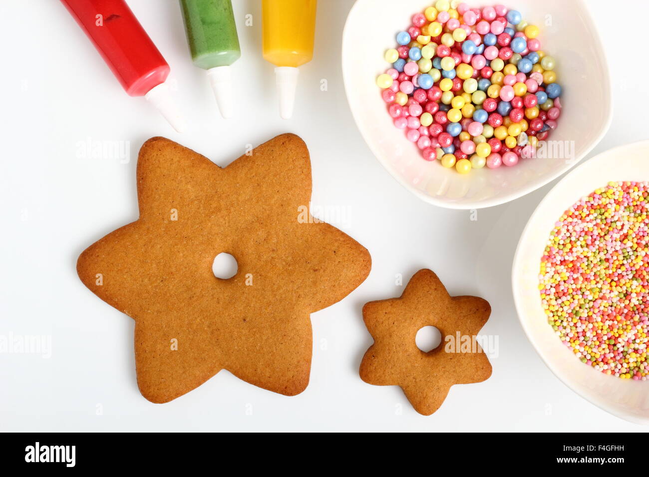 Decorating Christmas gingerbread cookies Banque D'Images