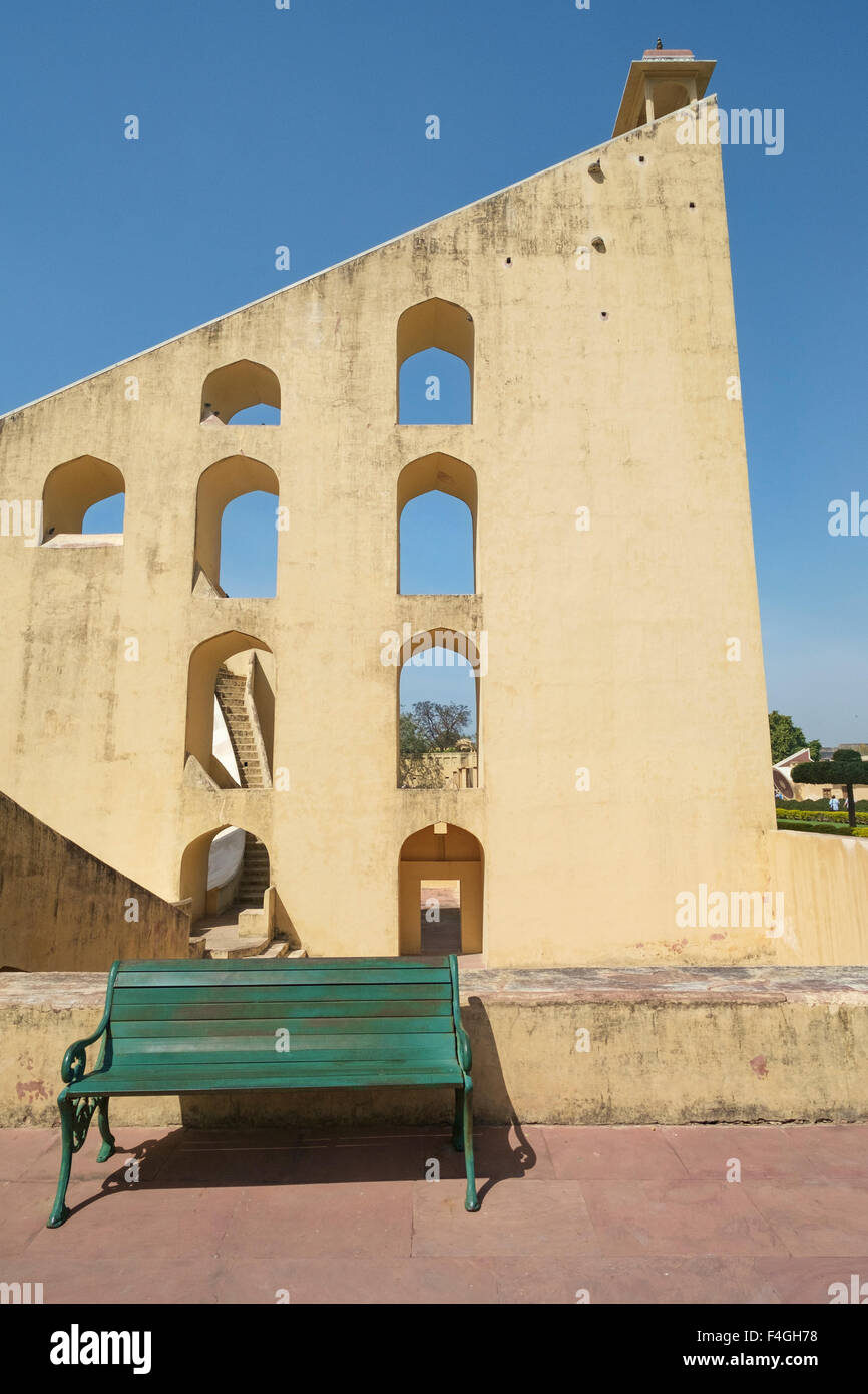 L'architecture bizarre de l'observatoire Jantar Mantar avec instruments astronomiques au Rajasthan. Construit en 1738. Banque D'Images