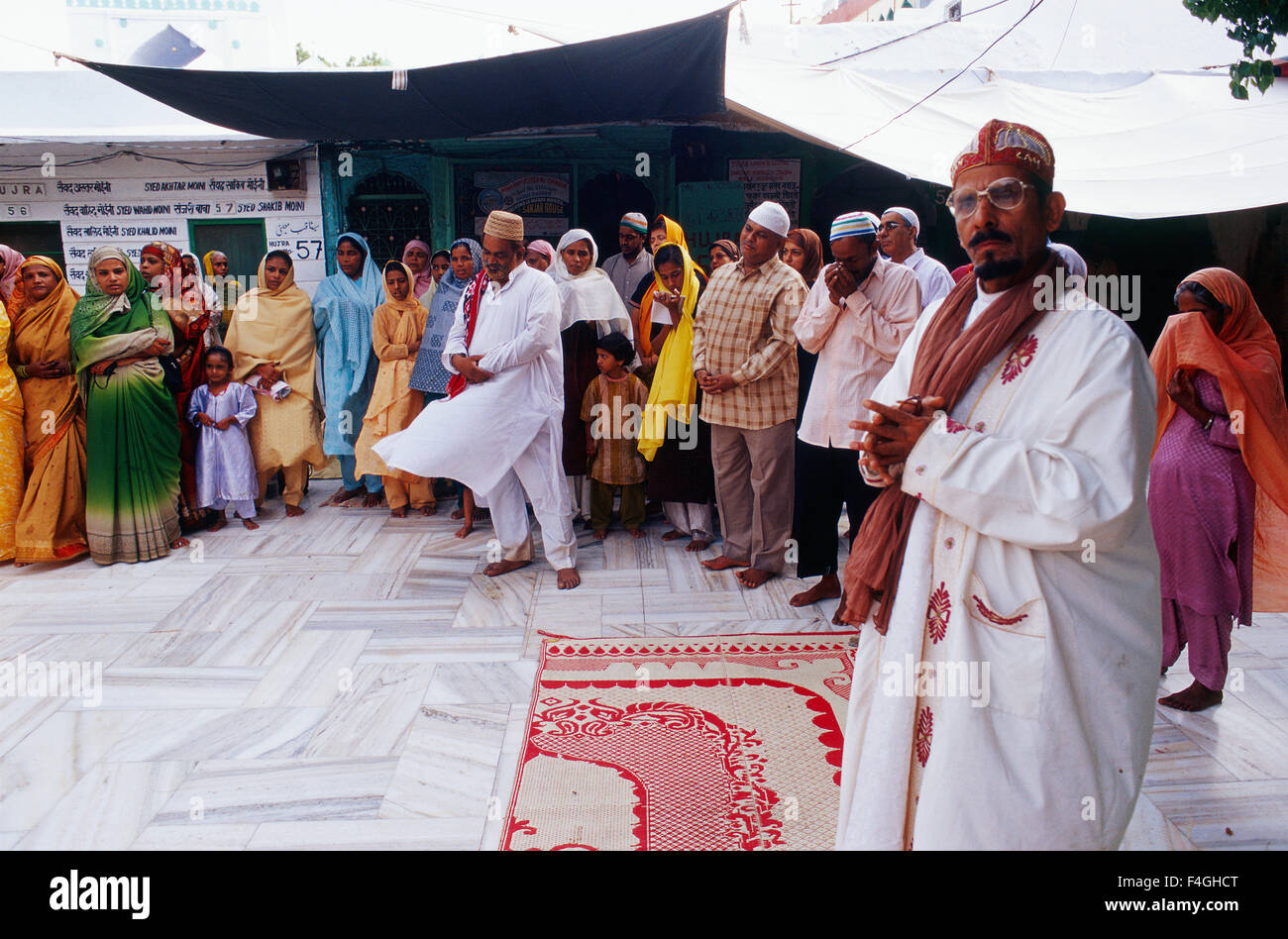 Les dévots musulmans rendant hommage à Moinuddin Chishti, chef soufi le plus vénéré dans le sous-continent indien (Inde) Banque D'Images
