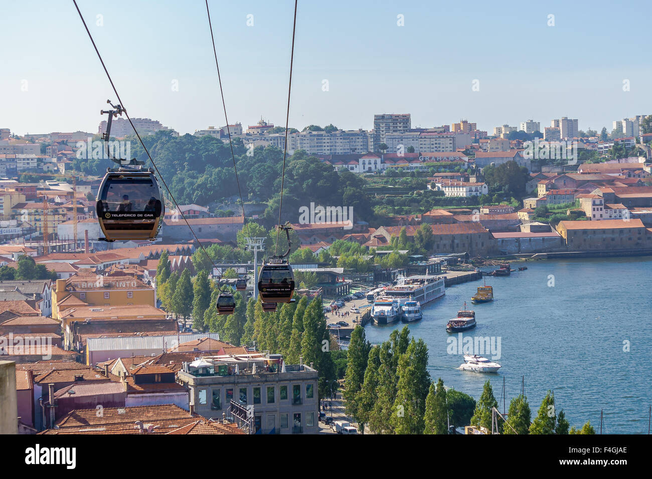 Téléphériques sour sur Gaia, le port de la capitale du vin, de l'autre côté de la rivière de Porto. Octobre, 2015. Porto, Portugal. Banque D'Images
