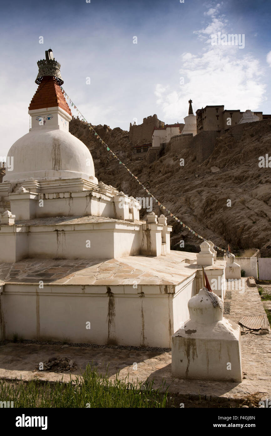 L'Inde, le Jammu-et-Cachemire, Ladakh, pagode, Shey avec All Seeing Eye ci-dessous palace complexe Banque D'Images