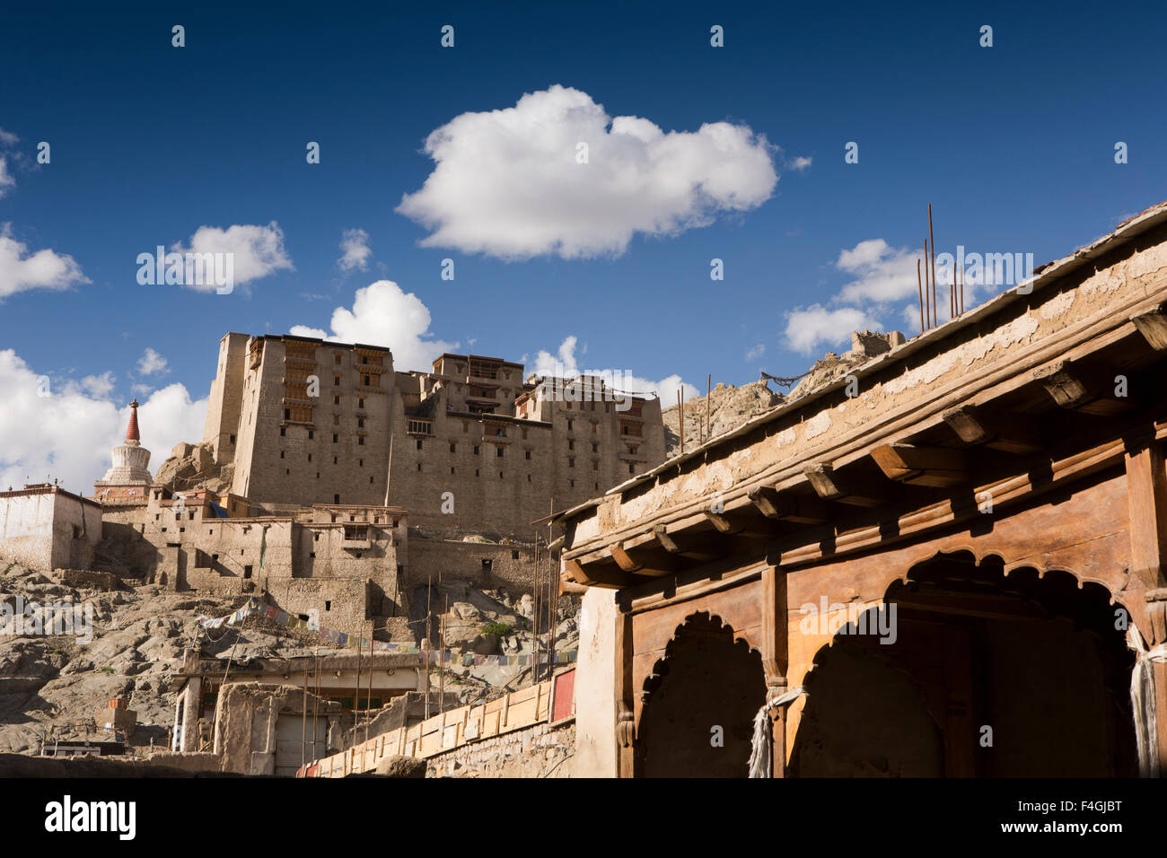 L'Inde, le Jammu-et-Cachemire, Ladakh, Leh, Tehsildar Gate, ancienne porte sculptée de Tehsildar bureau ci-dessous palace Banque D'Images