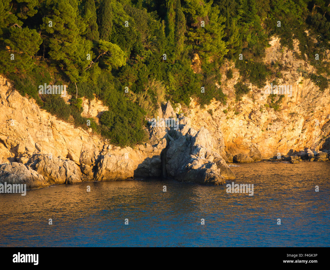 Coucher du soleil sur la côte dalmate de la mer Adriatique, les falaises tour golden , ici la périphérie de Dubrovnik Croatie Banque D'Images