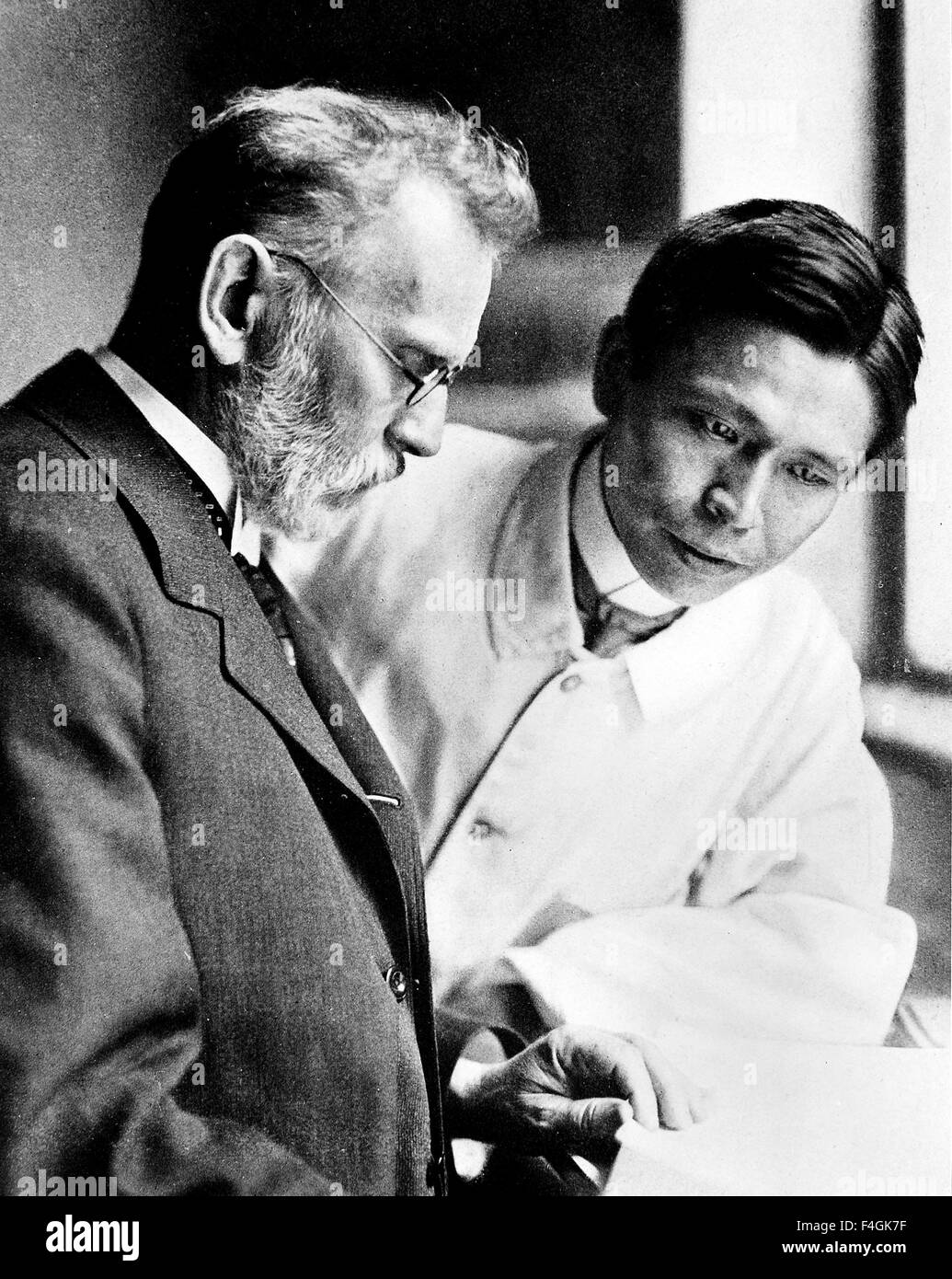 PAUL EHRLICH, médecin allemand à gauche avec bactériologiste japonais Sahachiro Hata vers 1910 Banque D'Images
