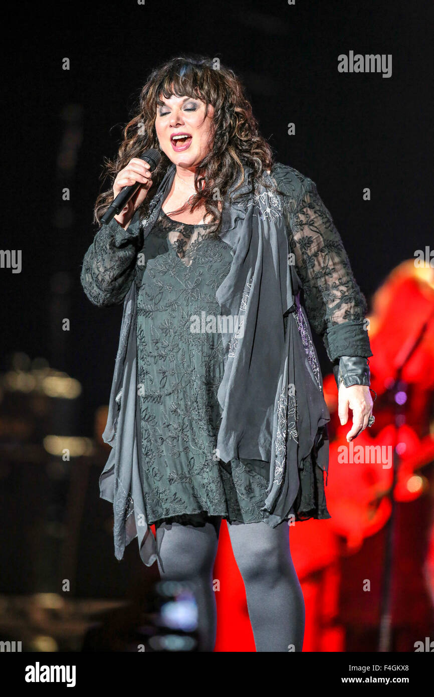 Groupe de musique et de Rock and Roll de la renommée d'automne coeur membres apportent leur tournée d'été 2013 à Raleigh, NC. Cœur est un groupe de rock américain qui a d'abord constaté le succès au Canada et plus tard aux États-Unis et dans le monde entier. Au cours des quatre années du groupe de l'histoire, la bande a eu trois files, avec la constante des membres soient Soeurs Ann Wilson, chanteur et guitariste Nancy Wilson. Banque D'Images