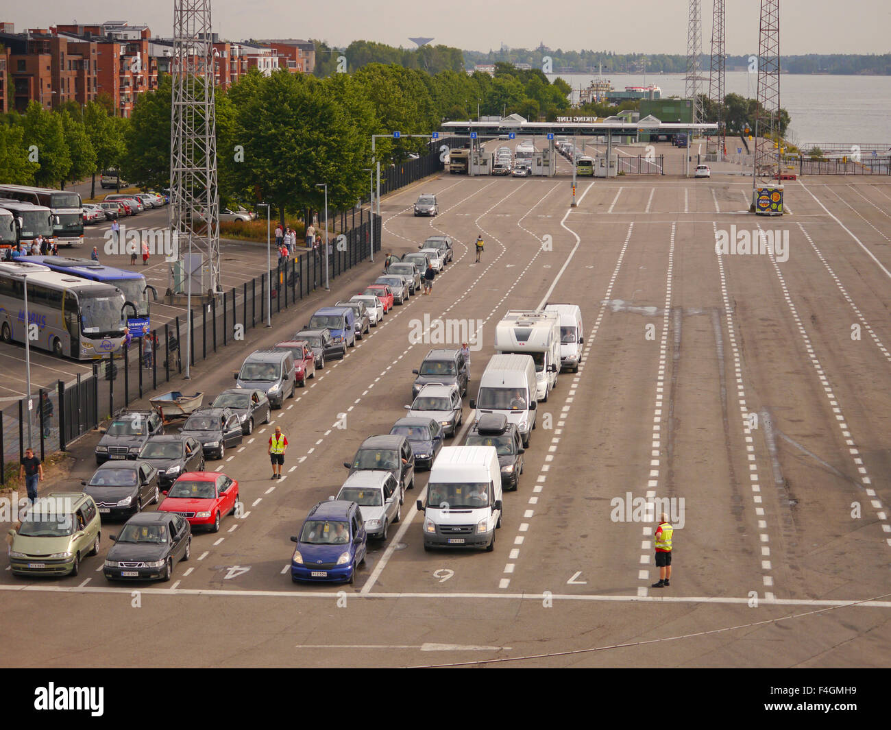 La queue pour les voitures à Helsinki ferry de Tallinn à Helsinki ferry port. Banque D'Images