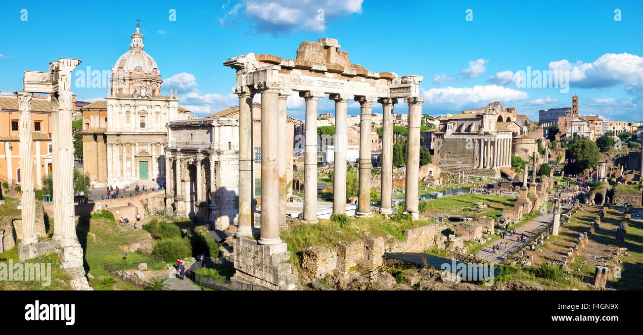 Vue sur le Forum Romain du Portico dii Consentes, Rome, Italie Banque D'Images