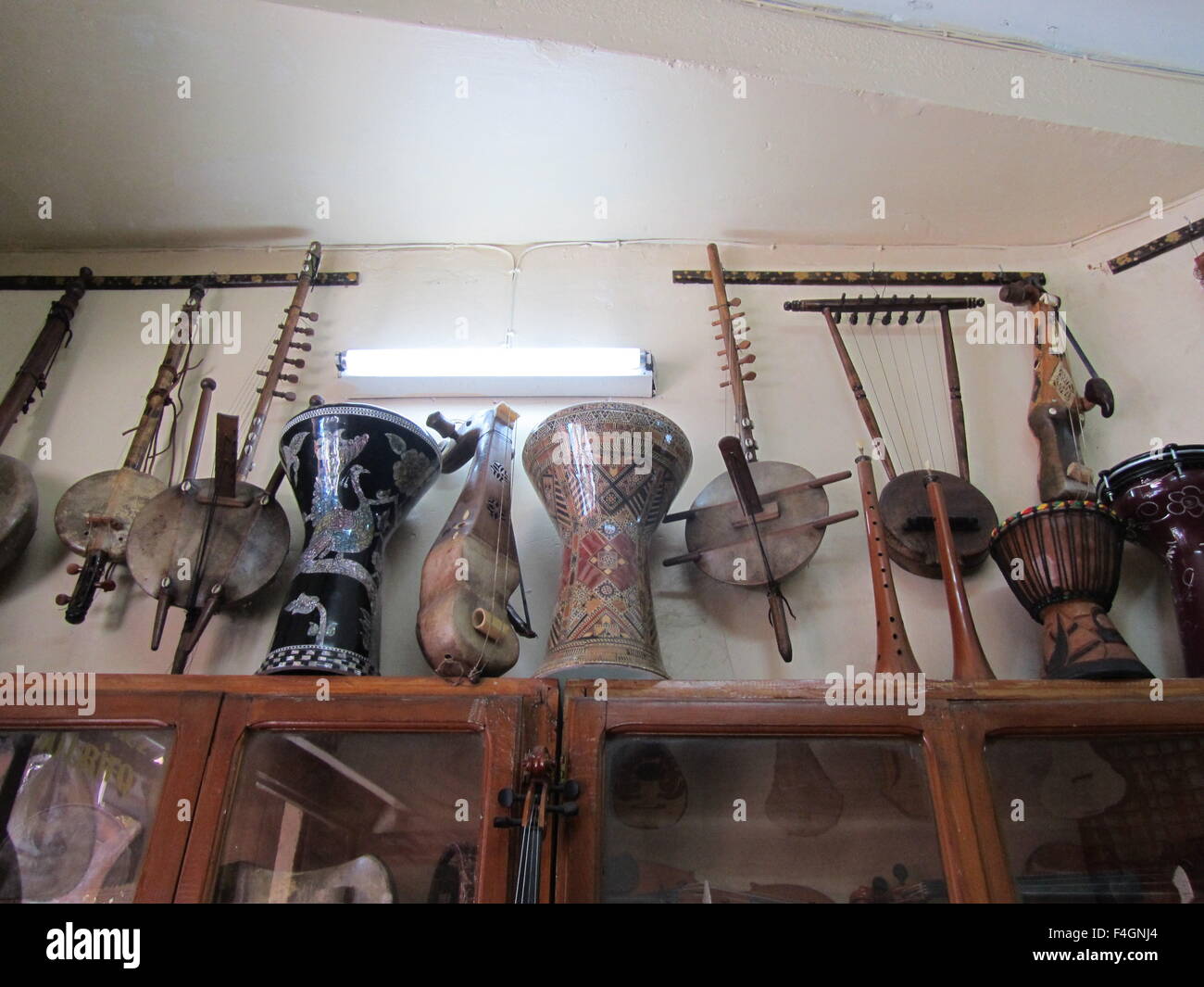 Tous les types de ficelle, vent et instruments de musique à percussion à Marrakech, Maroc Musical instrument shop Banque D'Images