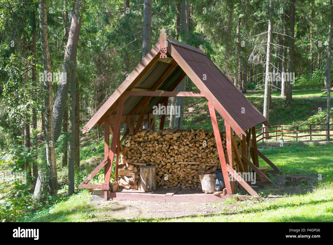 Bûcher en bois avec du bois de chauffage coupé sont soigneusement disposées Banque D'Images