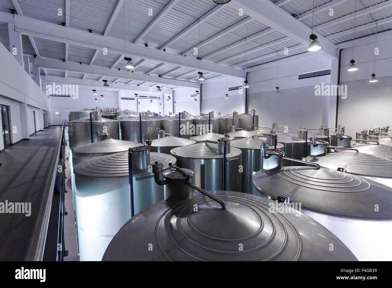 Des cuves en acier inoxydable pour la fermentation du vin en usine Banque D'Images