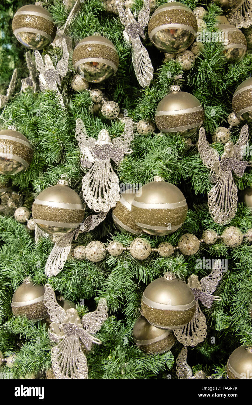 Des ornements sur un arbre de Noël close-up Banque D'Images