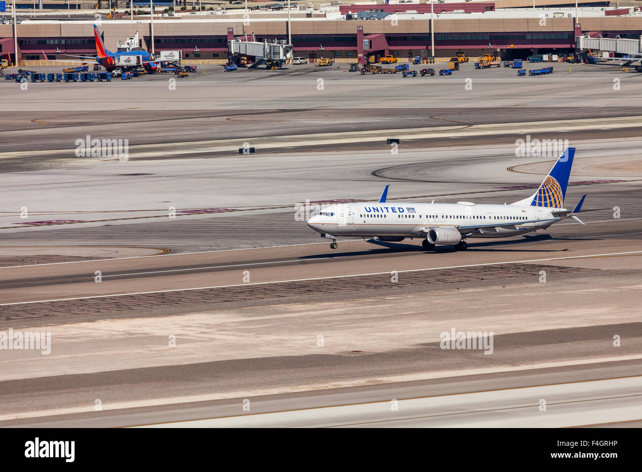 United Airlines qui a décollé de la piste 25R de l'aéroport international McCarran de Las Vegas Banque D'Images