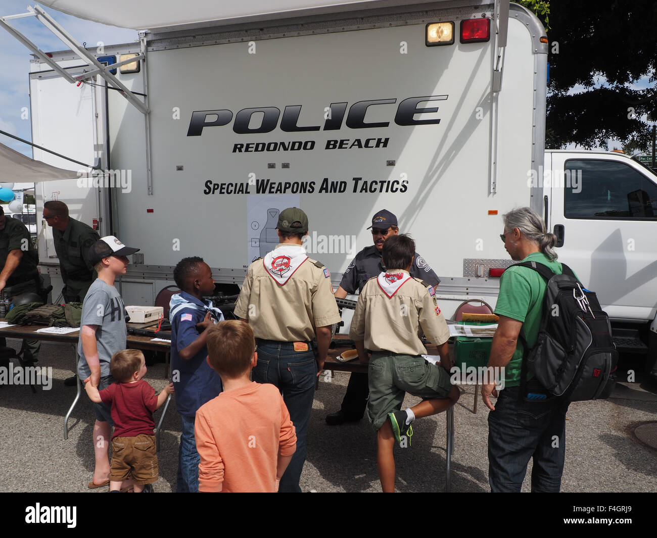 Présence de l'équipe SWAT affichage affichage à juste la police. Redondo Beach, CA. Banque D'Images