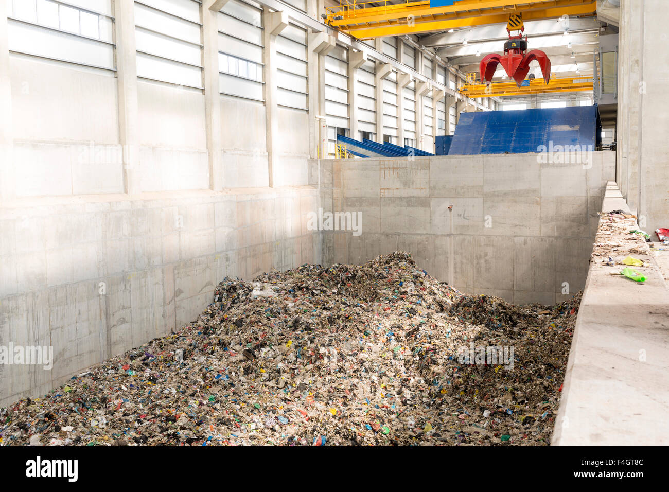 À l'intérieur d'une installation de gestion des déchets. Le traitement et l'élimination des déchets. Prévention de la production de déchets grâce à des modifications du processus Banque D'Images