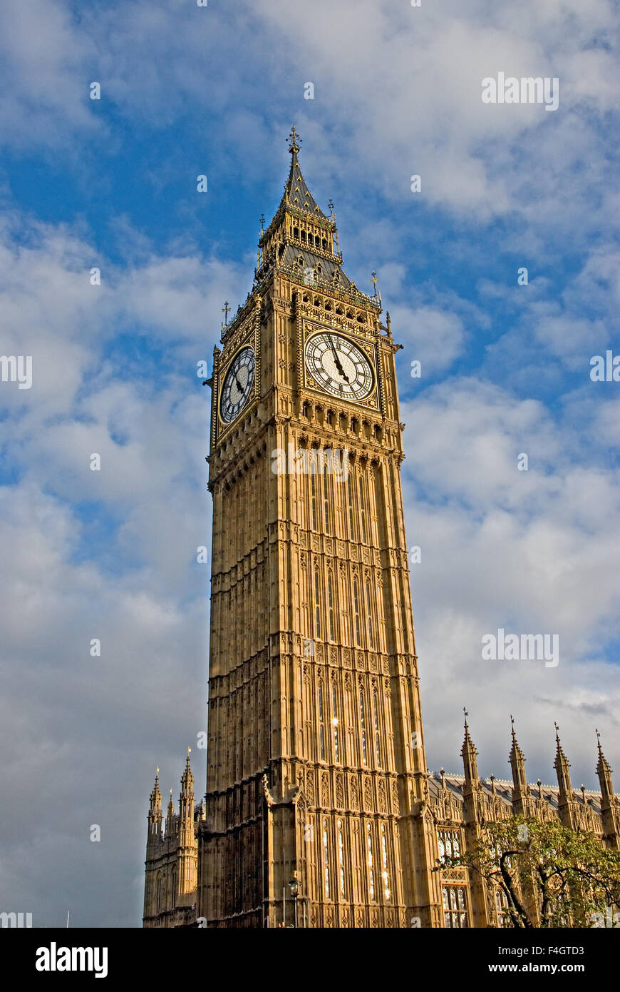 Big Ben cadran iconique et la tour sont la reine Elizabeth Tower, partie du palais de Westminster et les chambres du Parlement, au centre de Londres. Banque D'Images