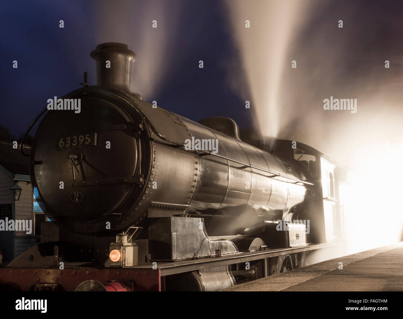 Train à vapeur de nuit à la station de Grosmont sur le North Yorkshire Moors Railway, Grosmont, North Yorkshire, England, UK Banque D'Images