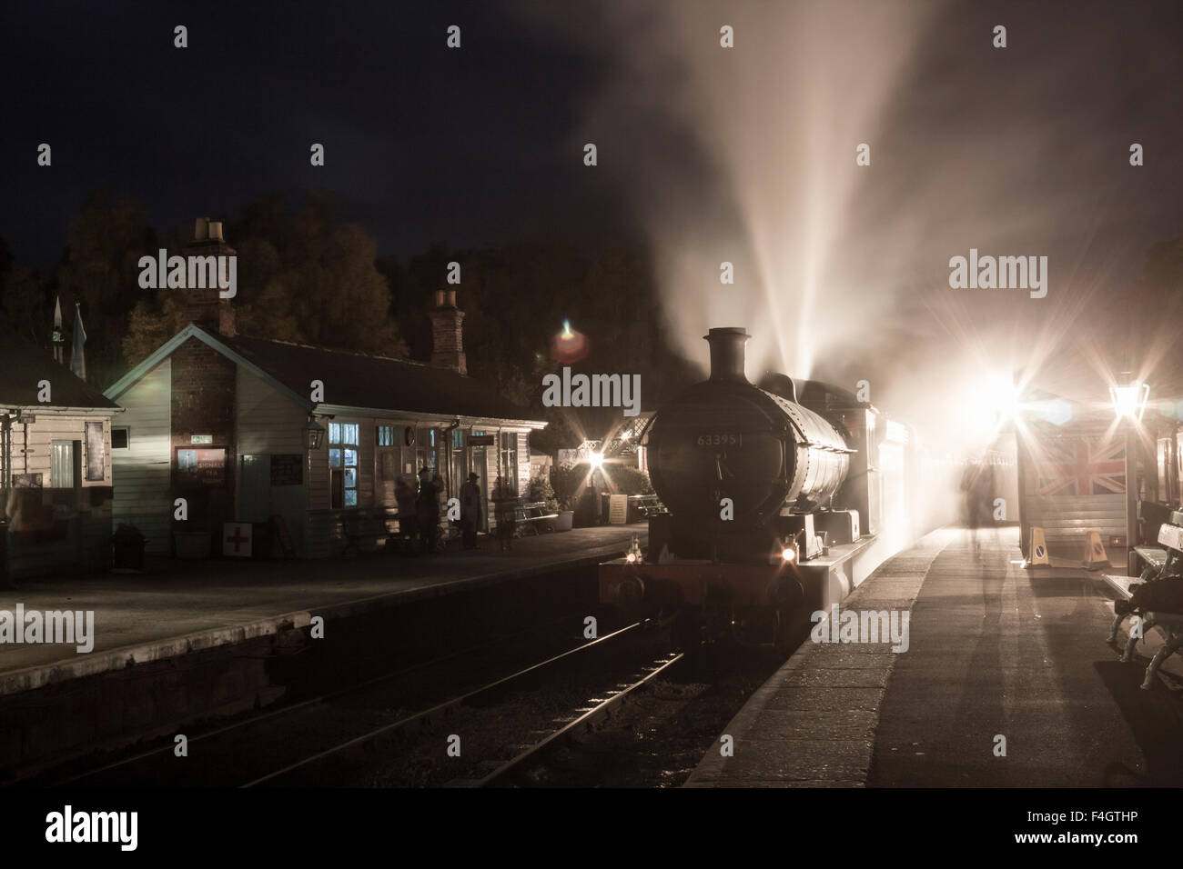 Train à vapeur de nuit à la station de Grosmont sur le North Yorkshire Moors Railway, Grosmont, North Yorkshire, England, UK Banque D'Images