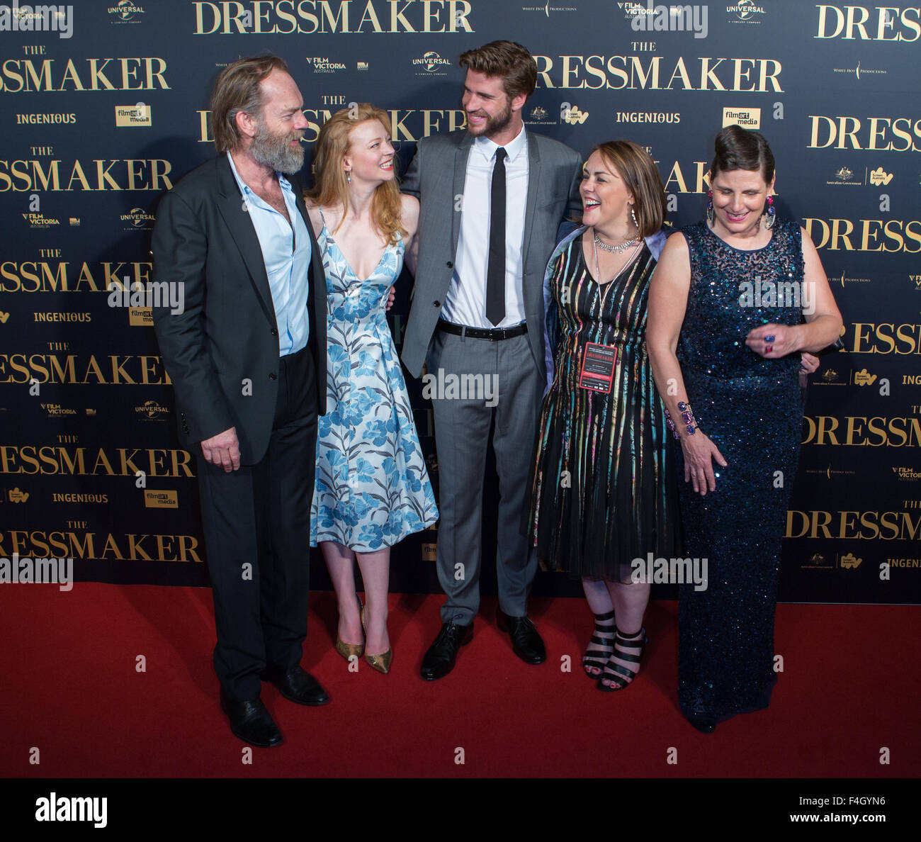 Hugo Weaving, Sarah Snook, Liam Hemsworth, Jocelyn Moorhouse et Sue Maslin à la première couturière à Melbourne,Octobre 2015 Banque D'Images