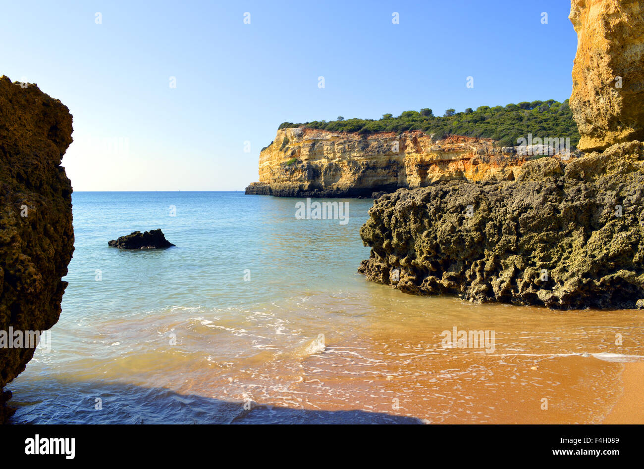 Sur les falaises spectaculaires de la plage Senhora Da Rocha au Portugal Banque D'Images