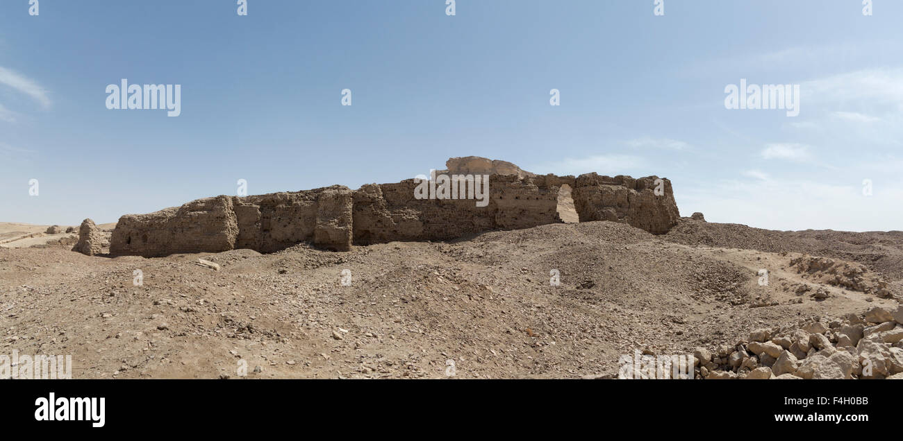 Début des murs de brique de boue dynastique à l'emplacement de Zawyet El Amwat, la petite pyramide près de la ville d'El Minya, Moyenne Égypte Banque D'Images