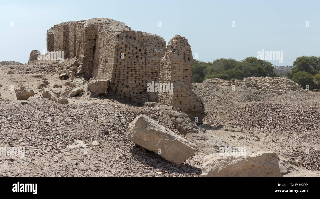 Début des murs de brique de boue dynastique à Zawyet El Amwat, la petite pyramide près de la ville d'El Minya, Moyenne Égypte Banque D'Images