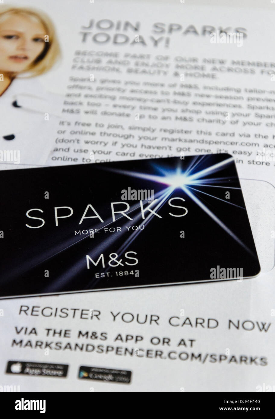 Londres, Royaume-Uni. 18 Octobre 2015 : Détaillant M&S lance 'Sparks' carte de fidélité pour les actionnaires et détenteurs de M&S, cartes de crédit et de débit avant de lancer à l'échelle nationale dans les magasins le 22 octobre. Credit : CAMimage/Alamy Live News Banque D'Images
