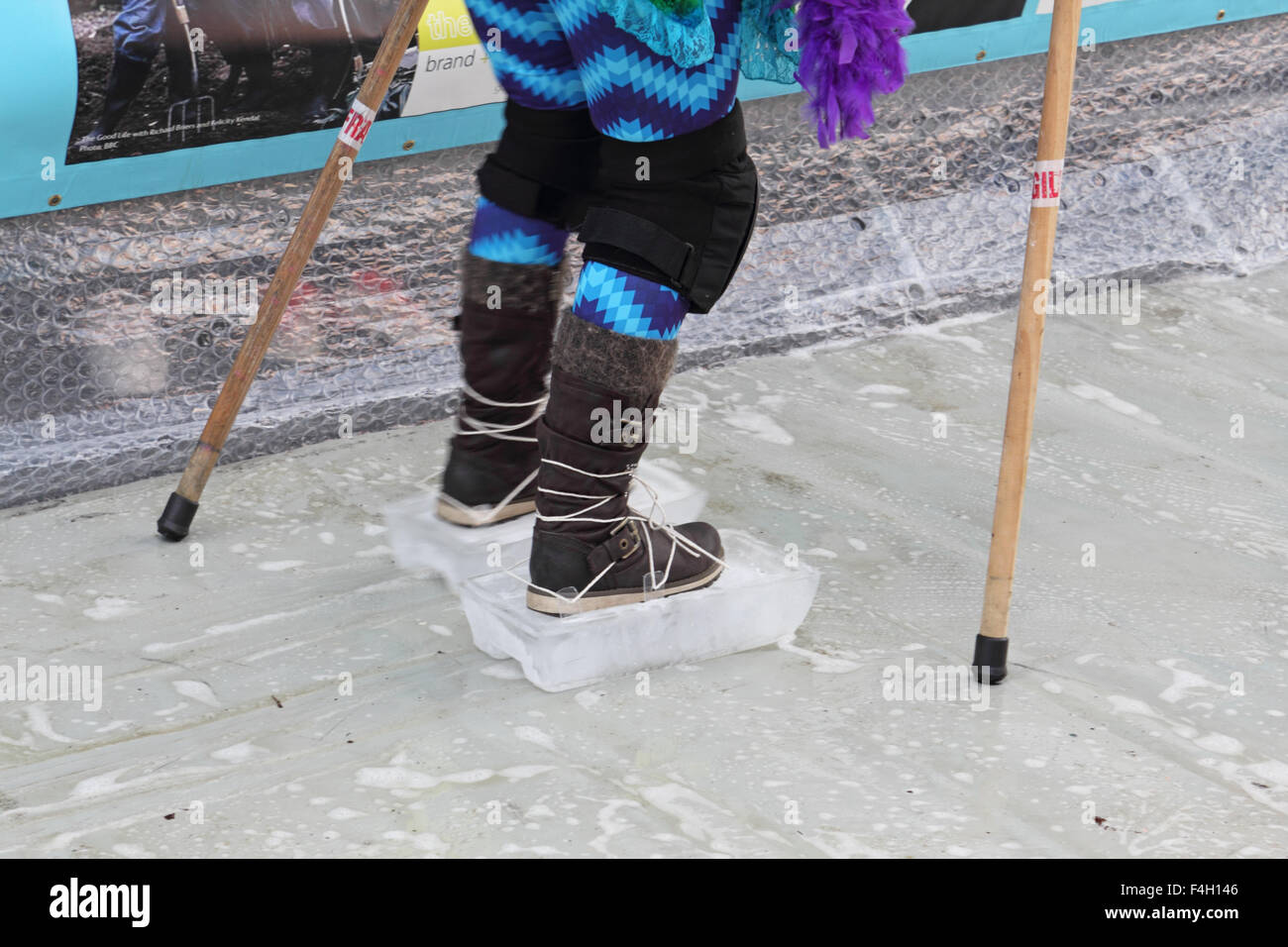 Marques St Hill, Surbiton, SW London, UK. 18 octobre 2015. Dimanche ski et la Luge bouillonnante charity event revient pour sa 7e année, la collecte de fonds pour le Shooting Star Chase Childrens Hospice. Sangle de concurrents sur la glace de skis et tenter de le rendre à la finale de l'eau savonneuse pente à la colline dans un record du monde. Credit : Julia Gavin UK/Alamy Live News Banque D'Images