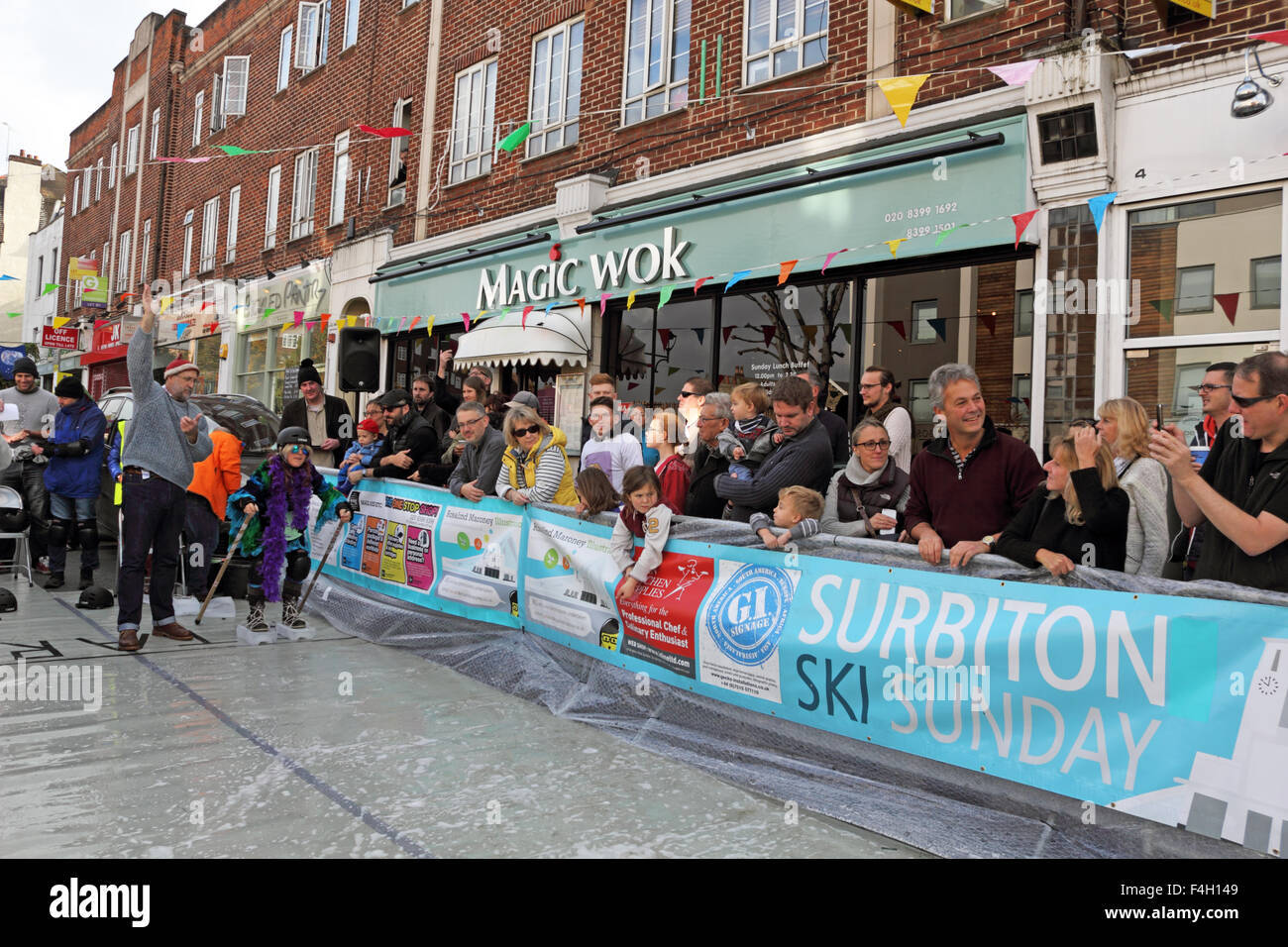 Marques St Hill, Surbiton, SW London, UK. 18 octobre 2015. Dimanche ski et la Luge bouillonnante charity event revient pour sa 7e année, la collecte de fonds pour le Shooting Star Chase Childrens Hospice. Sangle de concurrents sur la glace de skis et tenter de le rendre à la finale de l'eau savonneuse pente à la colline dans un record du monde. Credit : Julia Gavin UK/Alamy Live News Banque D'Images